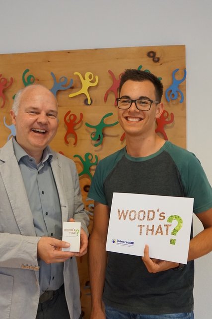 Der Direktor der Höheren Technischen Lehranstalt Imst Dr. Stefan Walch freut sich über den von seinem ehemaliger Schüler Fabian Unterasinger in Zusammenarbeit mit proHolz Tirol entwickelte Spiel „Wood’s That?“. | Foto: proHolz Tirol