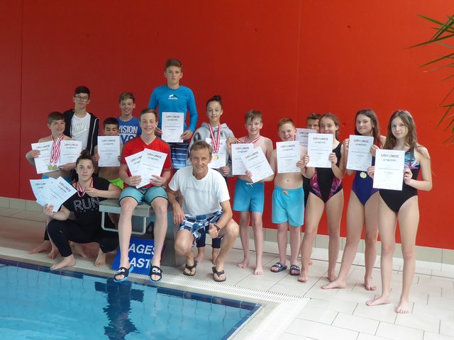 Lehrer Michael Draxler mit den erfolgreichen Schwimmern | Foto: KK