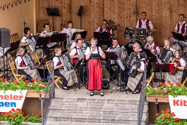 Insgesamt sieben Musikkapellen trafen sich in Kirchberg zum gemeinsamen Musizieren.
