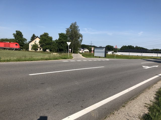 Der Linksabbieger vor dem Bahnübergang am Steinbauerweg wird gänzlich verändert und übersichtlicher gestaltet.