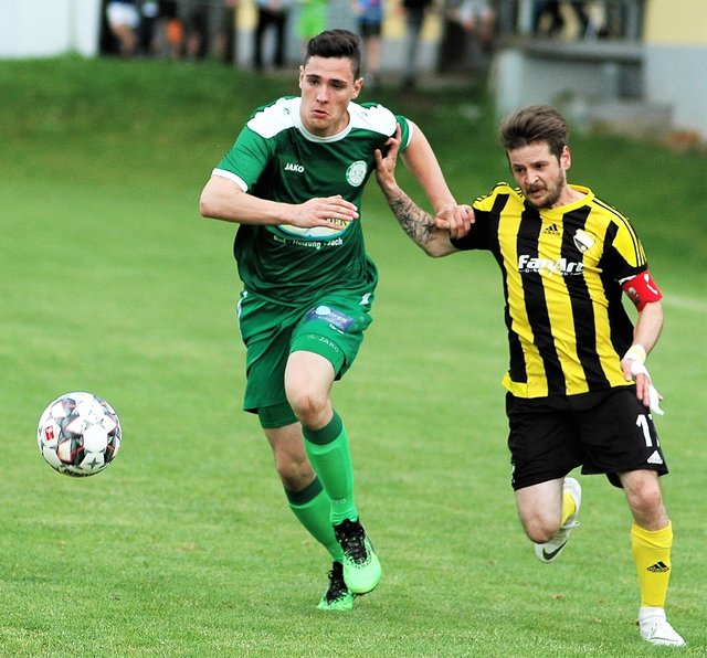 Scheiflings Daniel Panzer (r.) im Laufduell mit Mario Pirker.