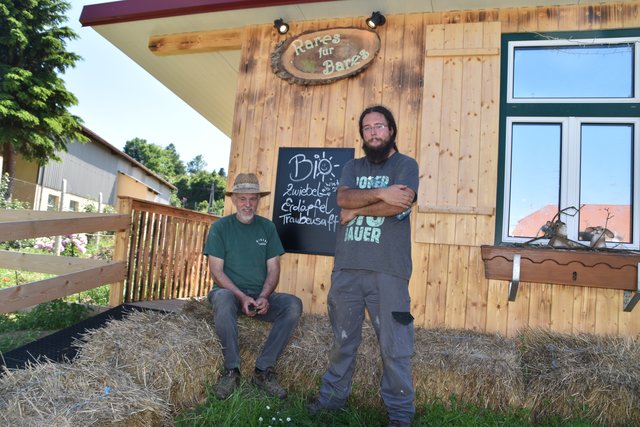 Rudolf und Gabriel Otzlberger vor dem Bio-Standl "Berta".