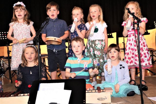 Die jüngsten der 319 Musikschüler von Fernitz-Mellach eröffneten das Konzert.