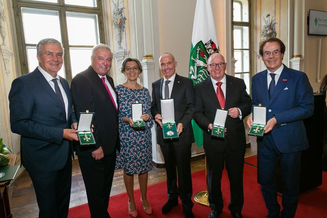 Hermann Schützenhöfer (2.v.l.) mit Gerhard Draxler, Elisabeth Freismuth, Gerald Klug, Stefan Karner und Hans Roth (v.l.). | Foto: Land Steiermark / Frankl