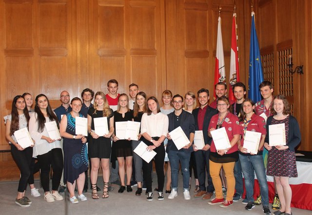 Die Ausgezeichneten bei der Verleihung des Zertifikats frei.willig des Landes Tirol 2019.