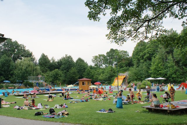 Das Freibad in Sankt Valentin liegt windgeschützt in einer Mulde. Ein großes Plus ist das 50 Meter lange Schwimmerbecken für ambitionierte Sportler. Für Spaß sorgen auch ein Strömungskanal, ein 3-Meter-Sprungturm und eine Breitrutsche. Eintritt 3,50 Euro, unter sechs Jahren frei.  | Foto: BRS