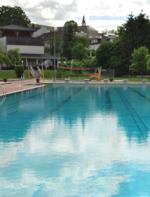 Drei mit Fernwärme beheizte Becken, darunter ein 50-Meter-Sportbecken. Rutschenfans freut die 65 Meter lange Erlebnisrutsche. Kinder können sich am Abenteuerspielplatz mit Kletterhaus und Sandkasten austoben. Außerdem: Tischtennis und Soccer. Eintritt: 4,10 Euro, bis 6 Jahre frei.  | Foto: BRS