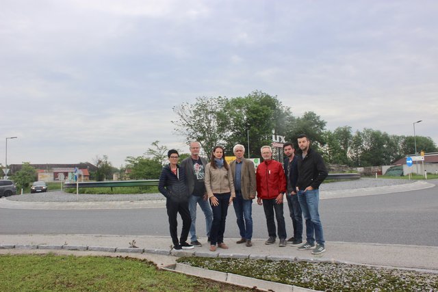 Bürgermeisterin Kerstin Suchan-Mayr mit ihrem Team beim Kreisverkehr in Rems. Eine Stelle, die spätestens im Jahr 2035 eine Frequenz von rund 20.000 Fahrzeuge aufweisen wird. (laut Prognose Land NÖ)