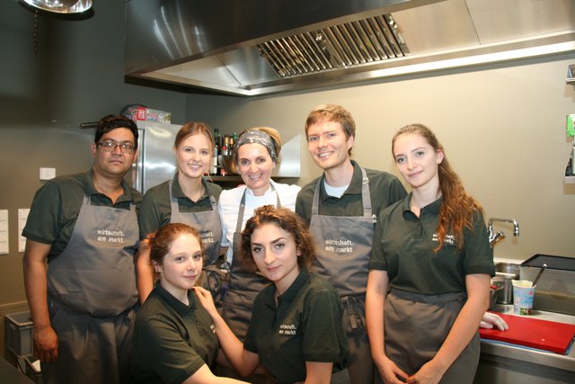Das Küchenteam von "Wirtschaft am Markt" rund um die Haubenköchin Heidi Neuländtner (Mitte). | Foto: Pufler