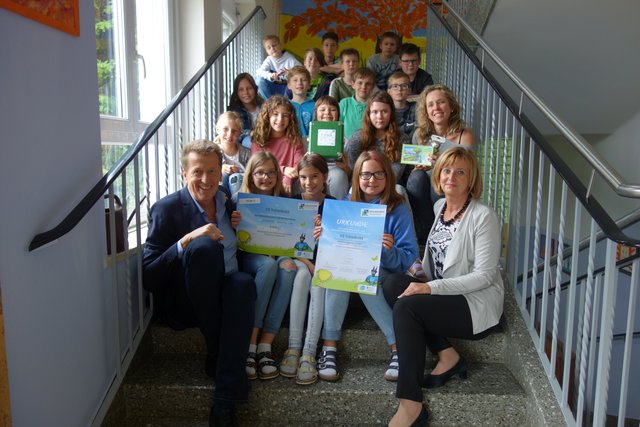 Das Projektteam bei der Scheck- bzw. Geldübergabe  | Foto: KK