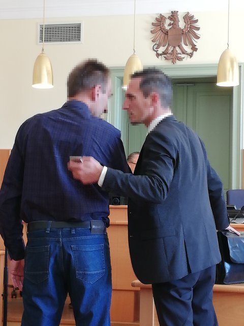 Der Angeklagte (l.) ließ sich von seinem Anwalt vor Gericht beraten.