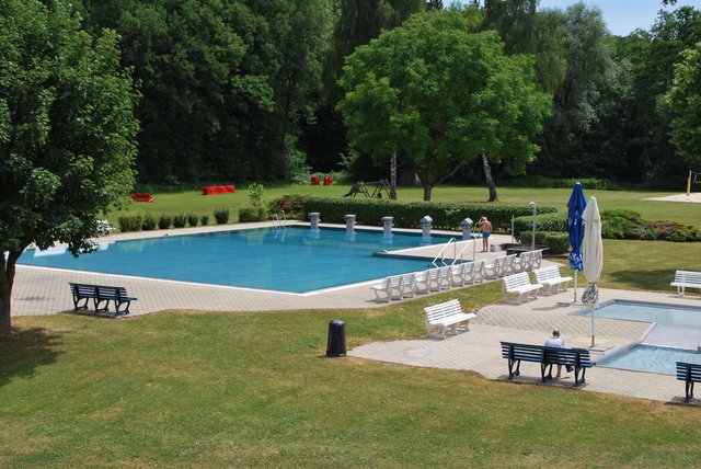 Das Waldsolarbad Hargelsberg, das seit 1969 besteht, bietet ein Edelstahlbecken in L-Form, zusätzlich gibt es Kinderplantschbecken mit Wasserrutsche sowie einen Beachvolleyballplatz. Die Solaranlage ermöglicht rasch angenehme Wassertemperaturen von 19 bis 24 Grad. Eintritt: 4,20 Euro, unter 6 Jahren frei.  | Foto: BRS