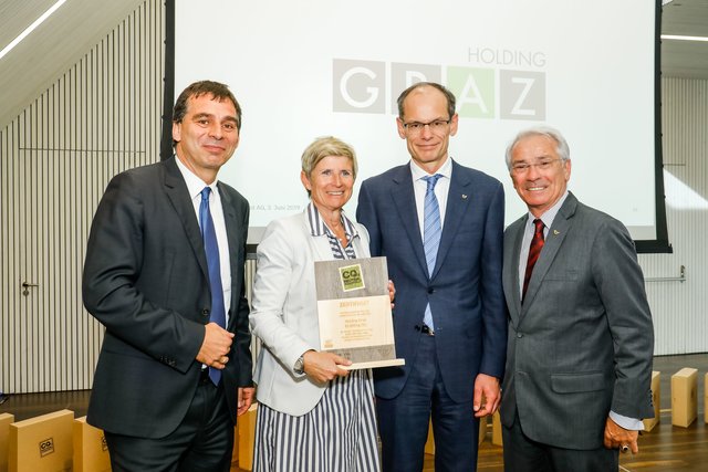 Überreichung an Barbara Muhr, hier mit mit den Post AG-Vorständen Peter Umundum, Walter Oblin und Georg Pölzl (v. l.). | Foto: Post AG