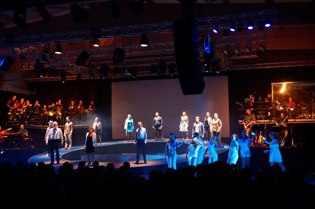 Die Bühne setzt Highlights im Stück der KlangKasten-Produktion #Reality | Foto: Birgit Schmatz