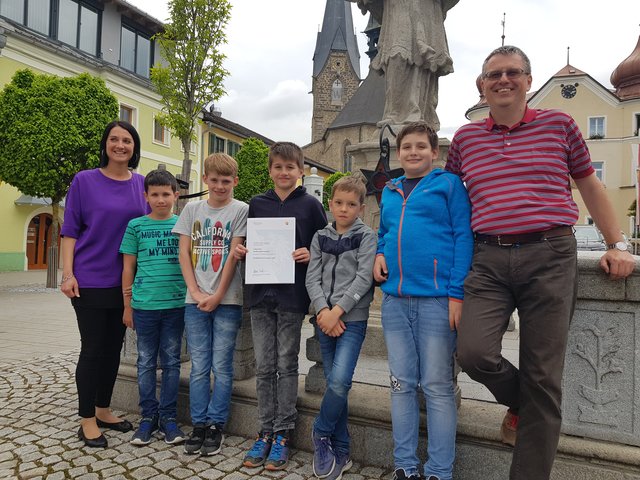 Der stolze Draßburger Schachnachwuchs aus der Naturparkschule mit Schachlehrer Werner Salamon. | Foto: VS Draßburg