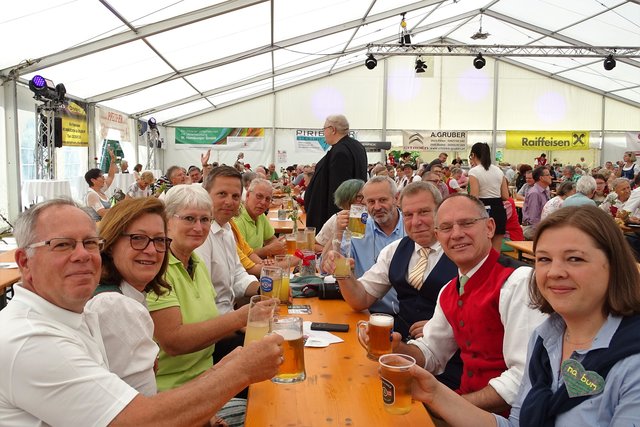 Am Bürgermeistertisch - Bürgermeister Helmut Berger (3.v.r.) , Landtagspräsident Gerhard Karner (2.v.r.) und Altbürgermeister Günter Moraw (l.) mit Rosengärtnern und Freunden.