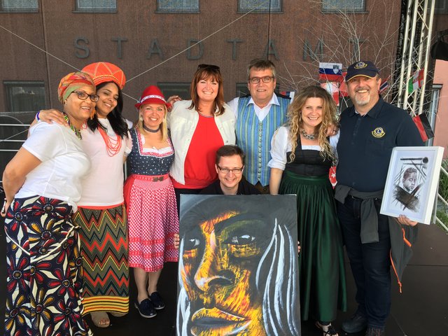Lions-Präsident Christian Rosenberger (rechts im Bild) durfte für den Lions Club Marchtrenk/Welser Heide ein künstlerisches Geschenk aus Südafrika als Dankeschön für die Unterstützung entgegennehmen.