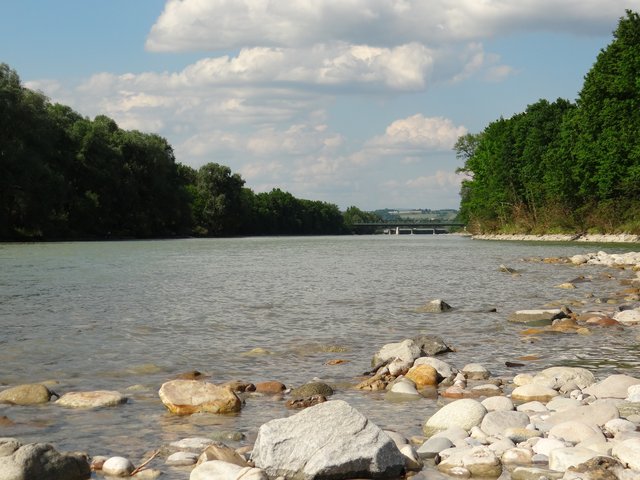 Natur pur: Die Enns bietet ein Badeparadies vor der Haustüre an zahlreichen Badeplätzen, etwa in Ennsdorf beim Beachvolleyballplatz. Achtung auf Privatgründe am Wasser! Neben kostenlosem Eintritt punktet die Enns bei Hundeliebhabern: Bello und Co dürfen hier mitschwimmen.  | Foto: BRS