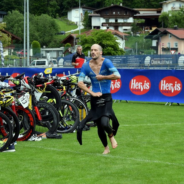 Patrick Lange in der Wechselzone. | Foto: Friedl Schwaighofer