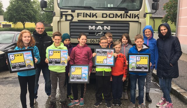 LKW macht Schule: Transportunternehmer Dominik Fink und Klassenlehrerin Edith Tellian mit den Kindern der 4. Klasse Volksschule Hirm
