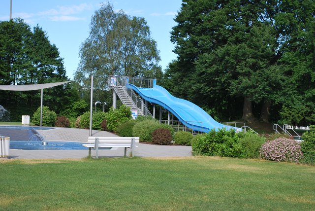 Zwei Schwimmbecken und etwa 8.500 Quadratmeter Liegefläche bietet das Freibad in St. Florian. Zusätzlich gibts Beachvolleyball, Rutschen,  Tischtennis, Schaukeln und Freiluftschach sowie ein Kinder-Schwimmbecken. Der Eintritt kostet 4,30 Euro, unter sechs Jahren freier Eintritt.  | Foto: BRS