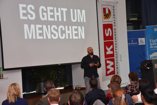 Ali Mahlodji, Unternehmer, Gründer, EU-Jugendbotschafter, Keynotespeaker und Autor, eröffnet die Veranstaltung mit einem Impulsreferat. Sein Hauptthema ist der Mensch. | Foto: BB
