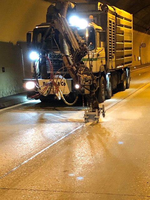 Derzeit sind die Markierungsarbeiten in den Tunnels im Laufen. | Foto: Asfinag