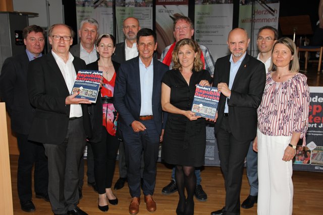 Das Buch „100 Jahre Republik Österreich – 100 Jahr Leben“ wurde im Gymnasium Mattersburg präsentiert. | Foto: Bildungsdirektion