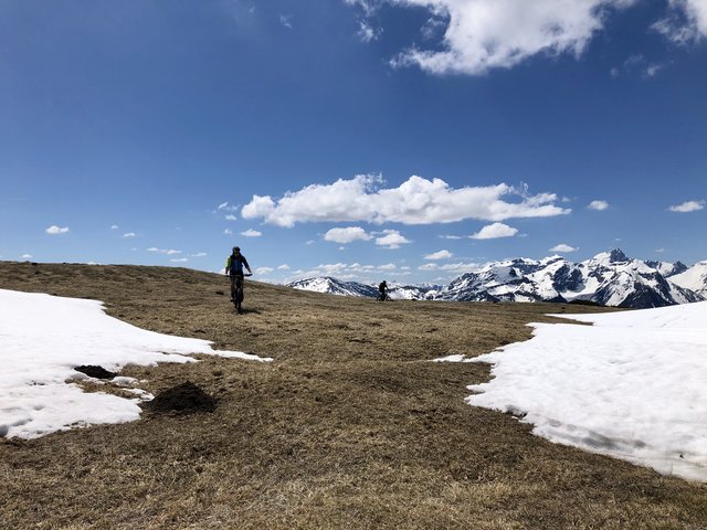 Auch wenn auf den Bergen wie hier bei der Blaserhütte in Trins stellenweise noch viel Schnee liegt geht's jetzt in Richtung (Tourismus-)Sommer.