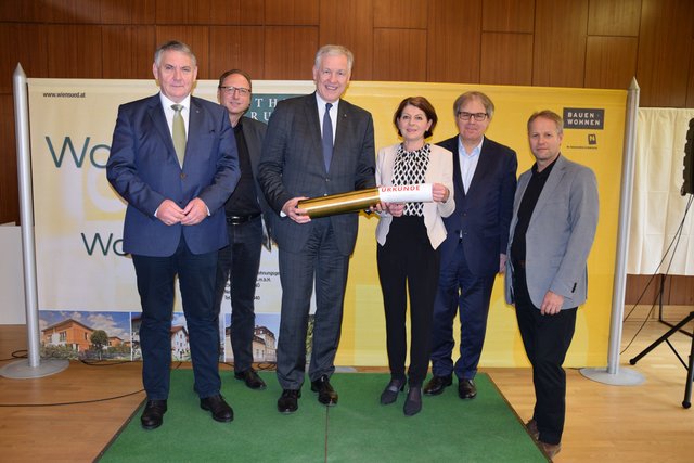 Im Bild von li nach re: Abg. zum NÖ Landtag Reinhard Hundsmüller, Geschäftsführer der Arthur Krupp Ing. Horst Eisenmenger, Landesrat Dr. Martin Eichtinger, Bürgermeisterin Ingrid Klauninger, MSc, Geschäftsführer der Arthur Krupp Dr. Friedrich Klocker, Geschäftsführer der Arthur Krupp DI Christof Anderle.