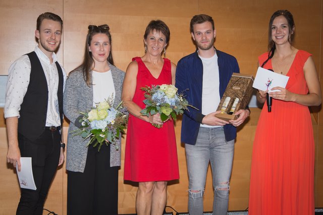 Moderator Patrick Schlauer (l.) und Lisa Strohmaier (r.) mit den Jurymitgliedern „steiraFIT“-Gründerin Jasmin Moser, „Sportlerin des Jahrhunderts“ Ingrid Resch und Sänger Michael Russ. | Foto: Michael Körbler