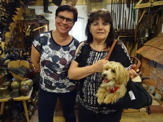 Christine Fürst und Irene Kraft samt Hund waren von der Menge an Sammlerstücken beeindruckt. | Foto: Gottfried Kraft - gilt auch für alle folgenden Fotos!