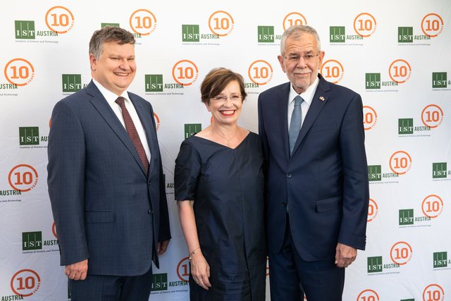 Tom Henzinger, Präsident des IST Austria; Alexander Van der Bellen, Bundespräsident Österreich mit Gattin Doris Schmidauer | Foto: Anna Stöcher