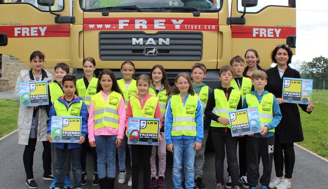 Die Kinder der 3. und 4. Klasse der Volksschule Deutsch Tschantschendorf mit Klassenlehrerin Andrea Glatter, Transportunternehmerin Viktoria Frey und Klassenlehrerin Lisa Dragovits.