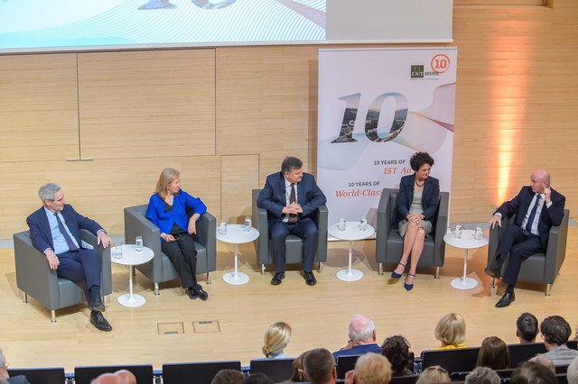 v.l.n.r.: Michael Ignatieff, Präsident und Rektor Central European University; Alice Dautry, ehemalige Geschäftsführerin des französischen Instituts Pasteur; Tom Henzinger, Präsident des IST Austria; Edith Heard, Direktorin des europäischen Molekularbiologie-Labors (EMBL);  Daniel Zajfmann, Präsident Weizmann Instituts in Israel  | Foto: Andreas Tischler