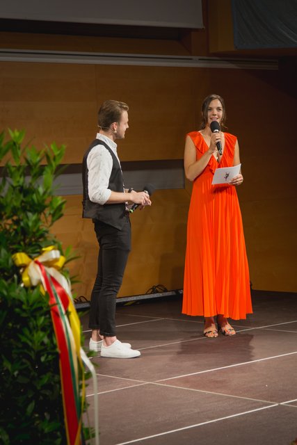 Moderator Patrick Schlauer und Initiatorin Lisa Strohmaier im Talk auf der Bühne. | Foto: Michael Körbler