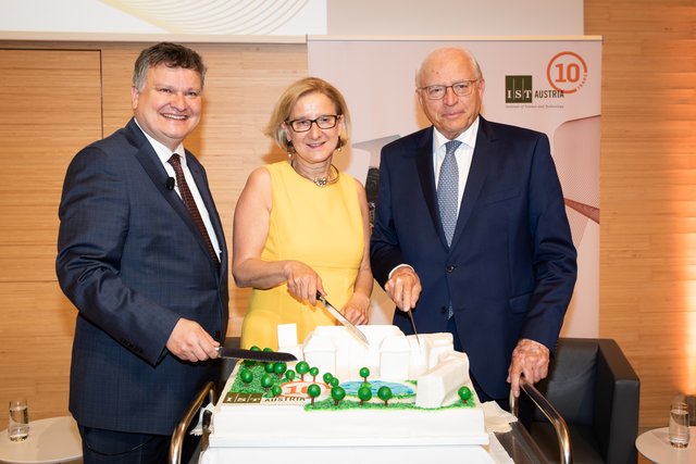 om Henzinger, Präsident IST Austria; Johanna Mikl-Leitner, Niederösterreichs Landeshauptfrau und Claus Raidl, Vorsitzender des IST Austria Kuratoriums | Foto: Anna Stöcher