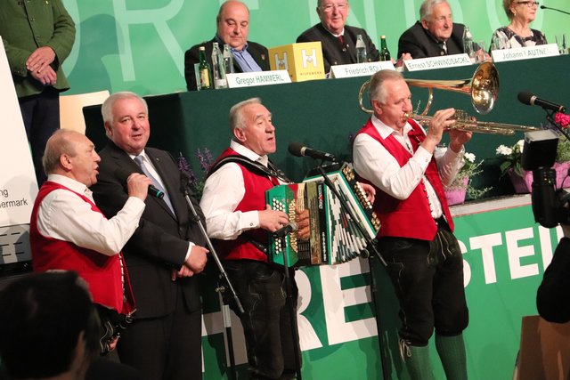 Spontan gesellte sich LH Hermann Schützenhöfer zu den Stoakoglern und sang das von ihnen  komponierte Loblied auf die Steiermark.  | Foto: Edith Ertl