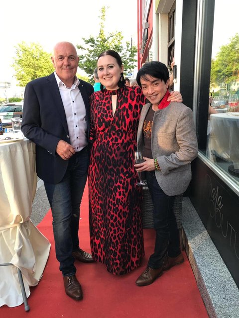 Bgm. Georg Rosner und Modeschöpfer La Hong mit Tamara Pichler | Foto: Tamara Pichler