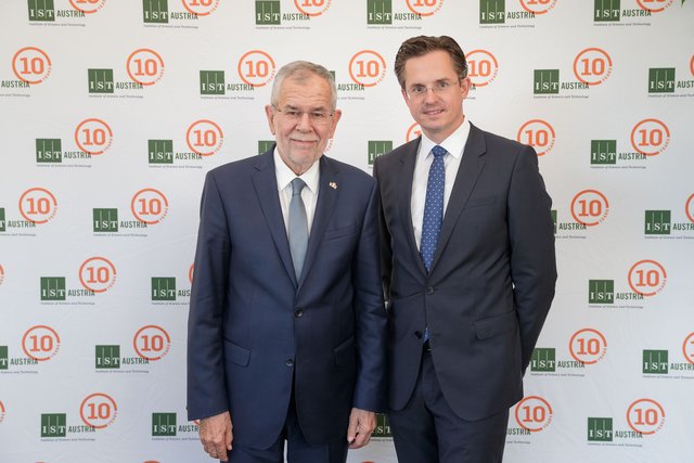 Bundespräsident Alexander van der Bellen mit Bürgermeister Stefan Schmuckenschlager. | Foto: Peter Lechner
