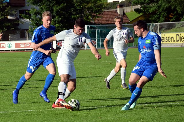 FC Kufstein (blau) - SV Brixen (weiss). | Foto: Friedl Schwaighofer