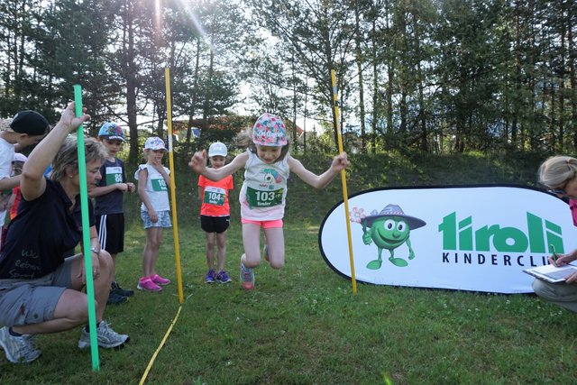 Auf den Zentimeter genau wird beim Standweitsprung gemessen | Foto: ASVÖ Tirol