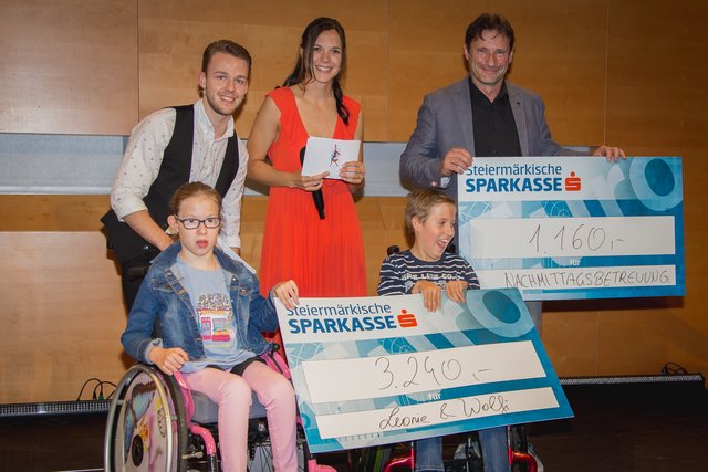 Insgesamt konnten 4.400 Euro an die Spendenempfänger Leonie und Wolfgang sowie an Bürgermeister Franz Silly zur Unterstützung der Nachmittagsbetreuung in der Gemeinde St. Martin übergeben werden. | Foto: Michael Körbler