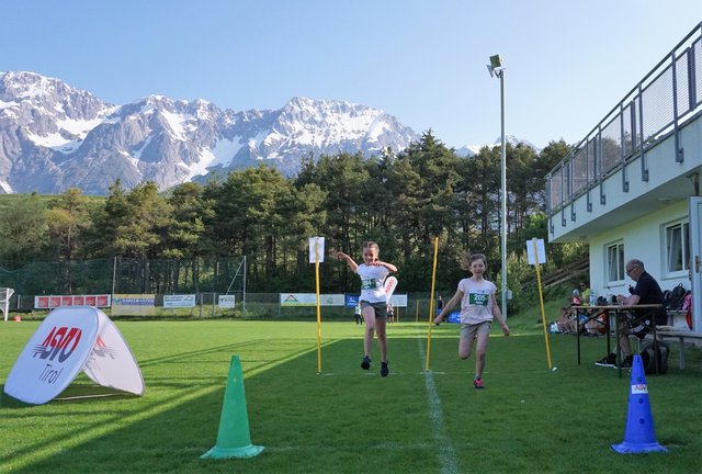 Bezirksobmann Max HEINZ (rechts im Bild) nimmt die Zeit beim 40m-Sprint | Foto: ASVÖ Tirol