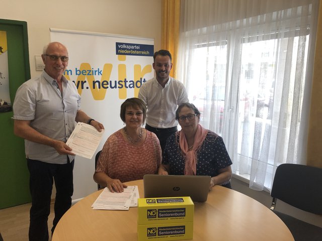 Karl Stangl, Elisabeth Leitner, Bezirksgeschäftsführer Christian Stacherl und Lore Donninger.