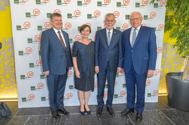 v.l.n.r.: Tom Henzinger, Präsident des IST Austria; Alexander Van der Bellen, Bundespräsident Österreich mit Gattin Doris Schmidauer; Claus Raidl, Vorsitzender des IST Austria Kuratoriums | Foto: Andreas Tischler