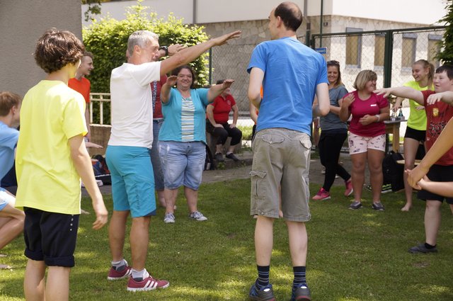 Thomas Kaserbacher macht es vor und alle machen fleißig mit. | Foto: Anita Marchgraber