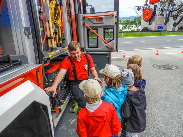 Die Feuerwehrleute waren sehr bemüht, den Kindern einen aufregenden Tag zu bieten.