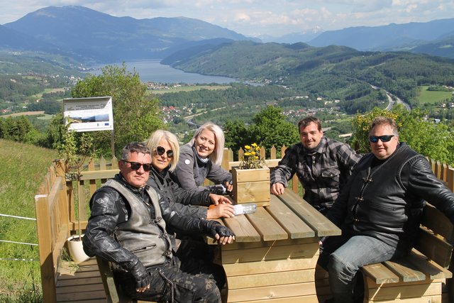 Auch eine Gruppe Biker hat es sich bereits auf der Sitzgruppe am Hühnersberg gemütlich gemacht und genießt die Aussicht | Foto: Glanzer