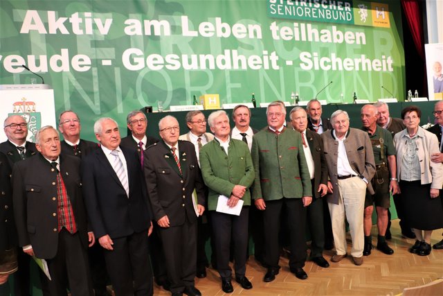 Landesobmann Gregor Hammerl mit den steirischen Ortsgruppen-Obleuten. | Foto: Edith Ertl